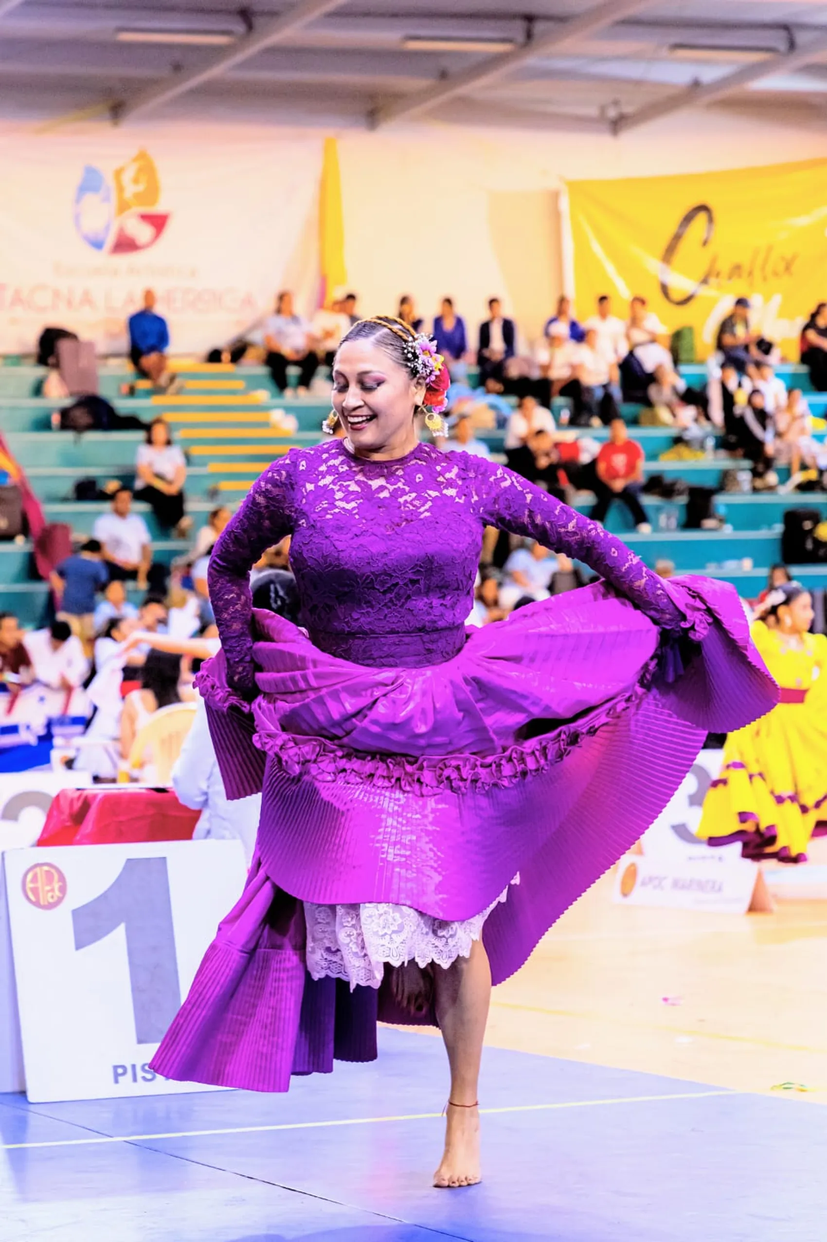 Bailarina adulta de marinera girando con falda magenta