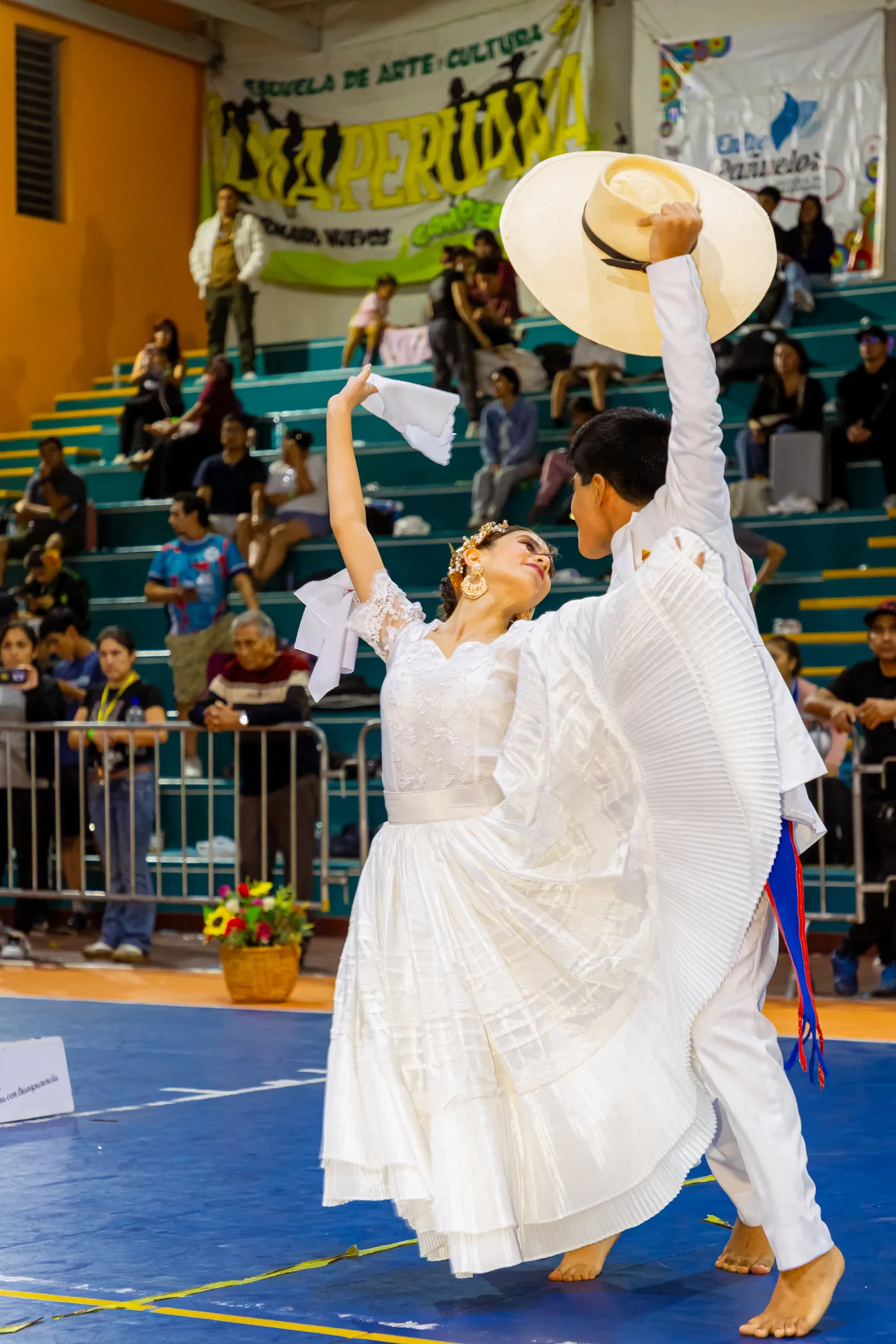 Pareja alzando el sombrero