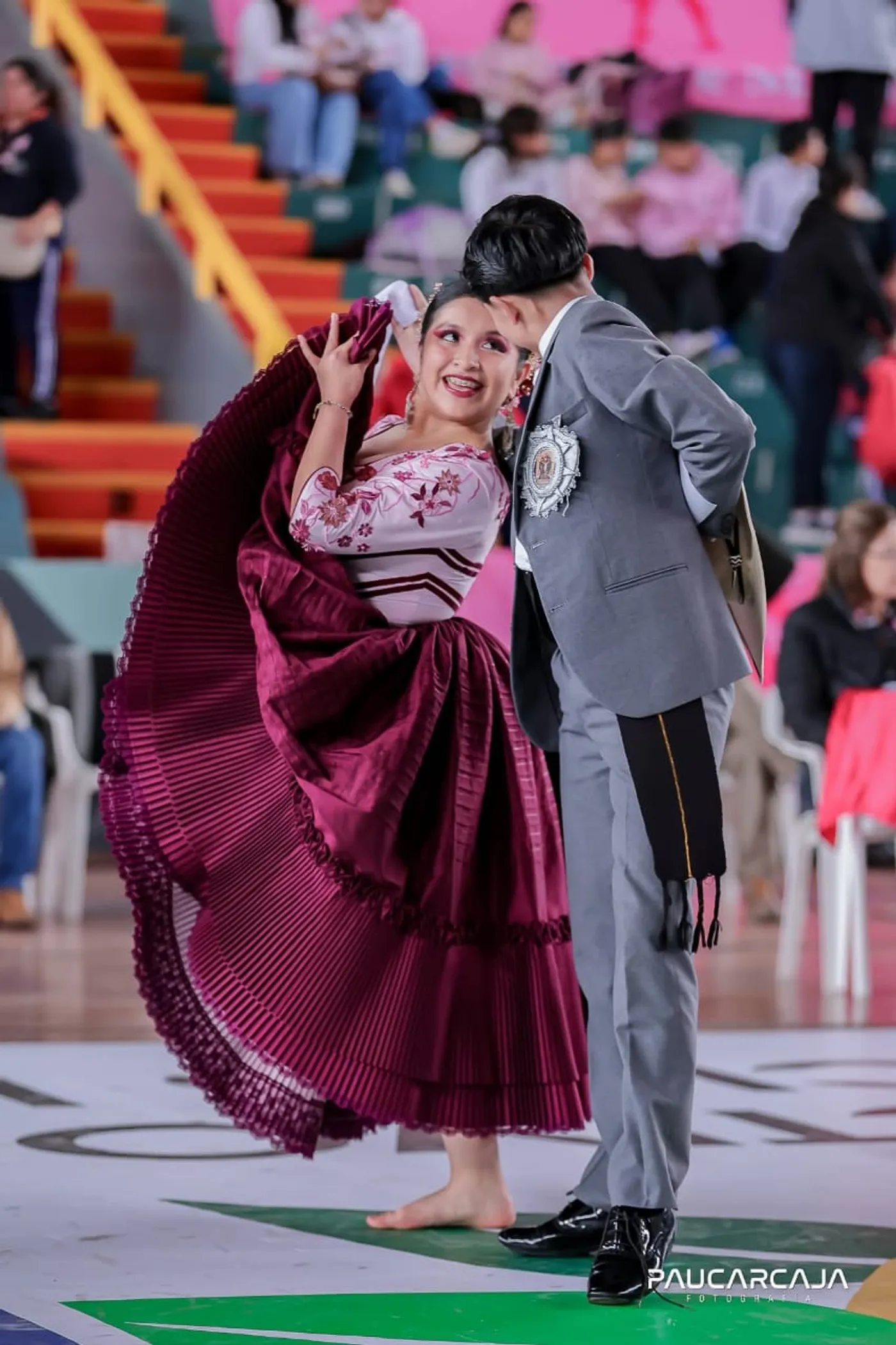 Pareja de marinera en traje granate