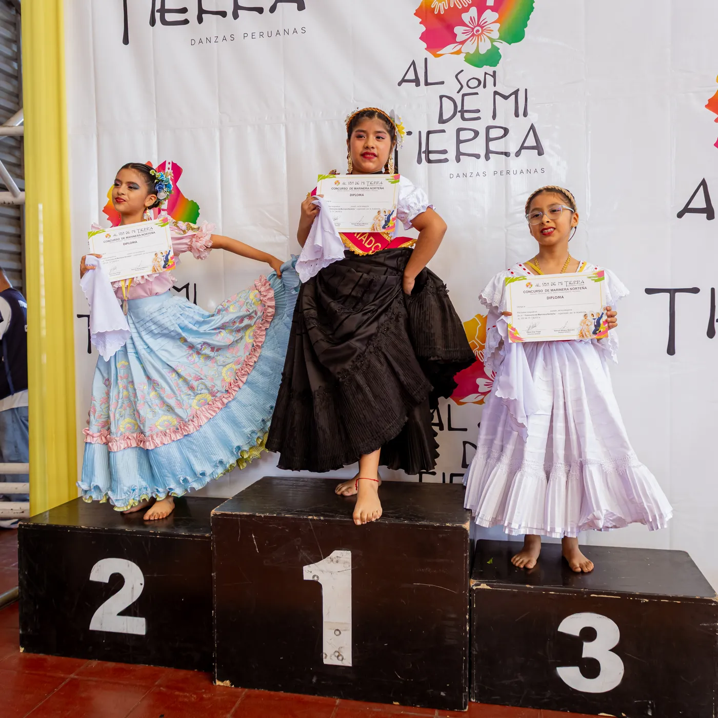 Podio de campeonas con diplomas