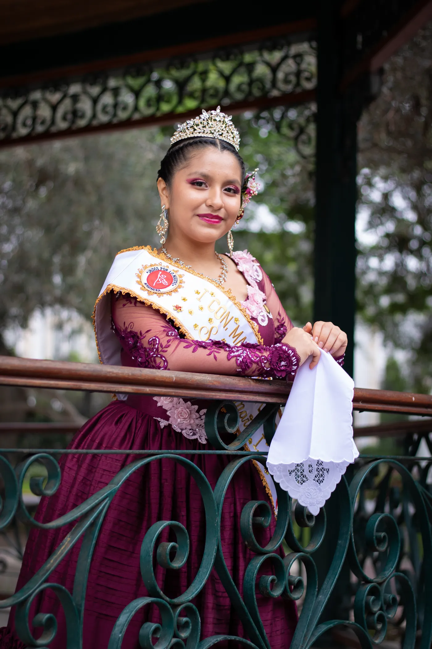 Reina de la escuela de marinera con pañuelo