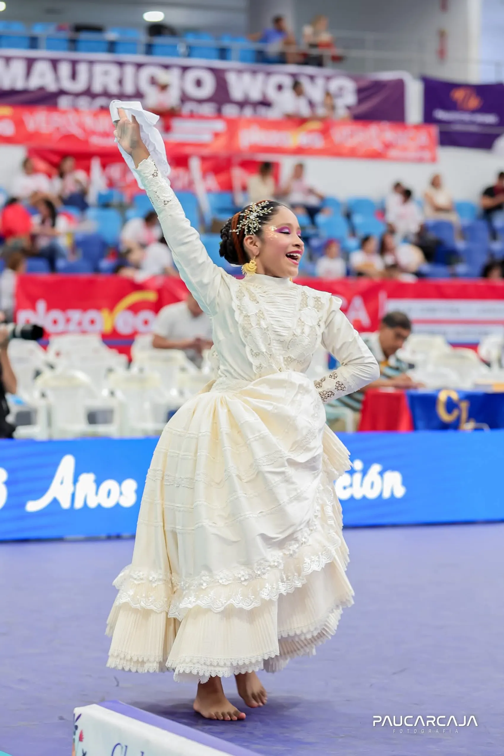 Niña de marinera norteña en traje color crema