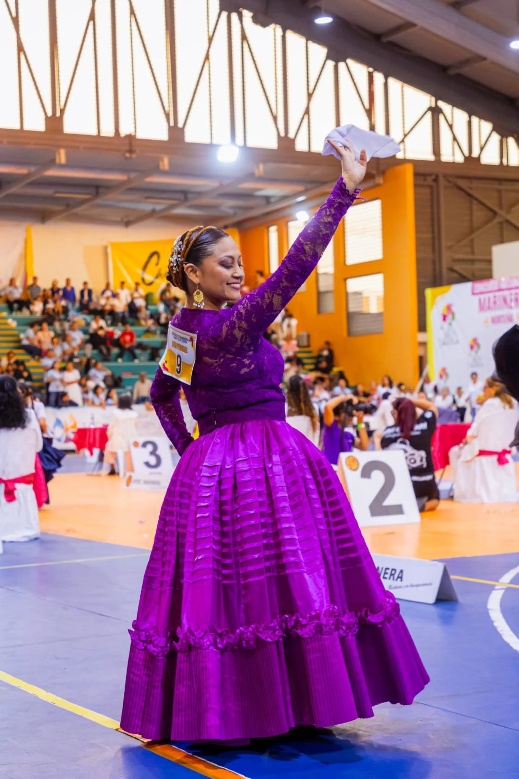 Bailarina adulta de marinera en traje morado