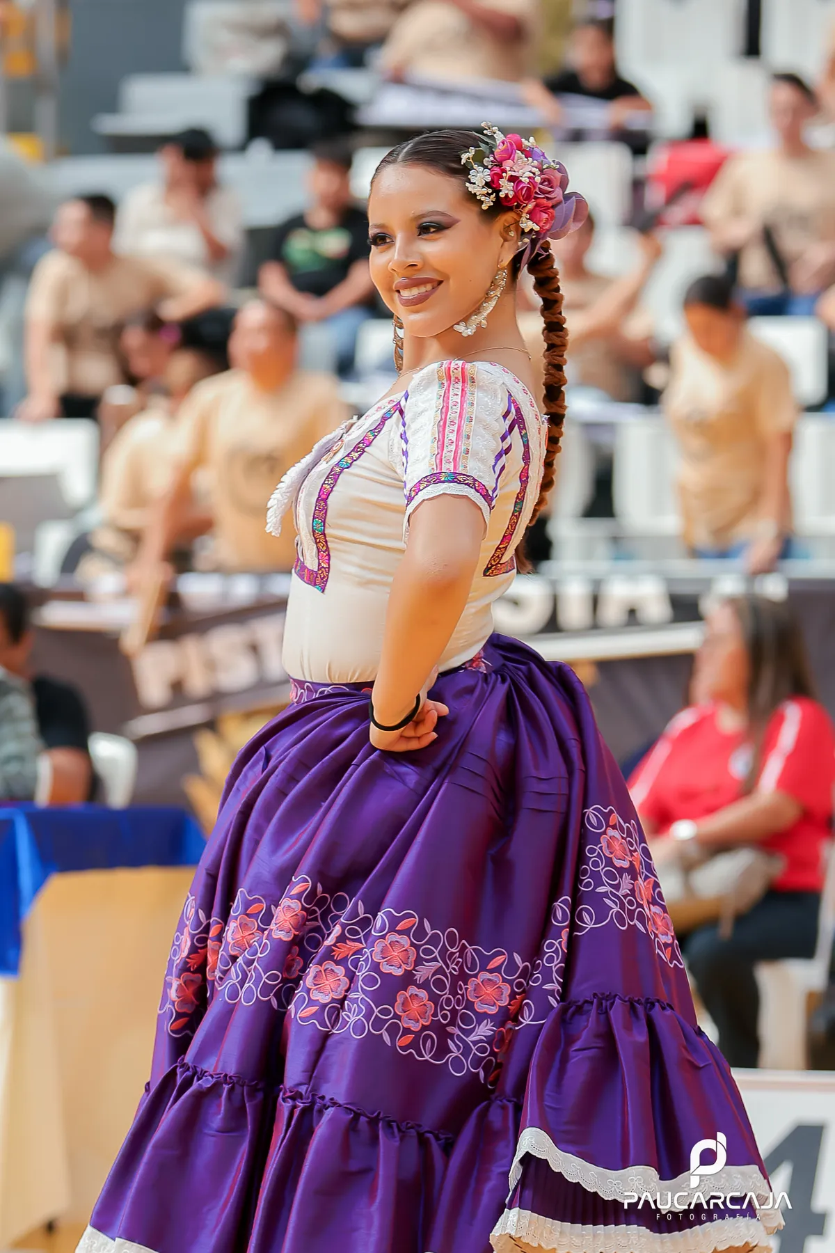 Joven bailarina de marinera con falda morada