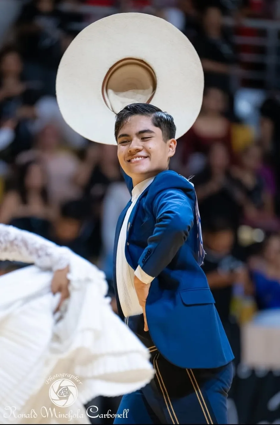 Bailarín de marinera con terno azul y sombrero