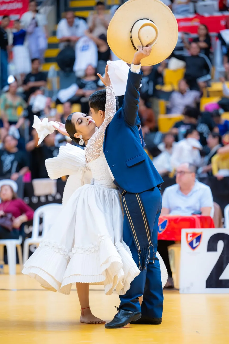 Bailarín de marinera alzando el pañuelo