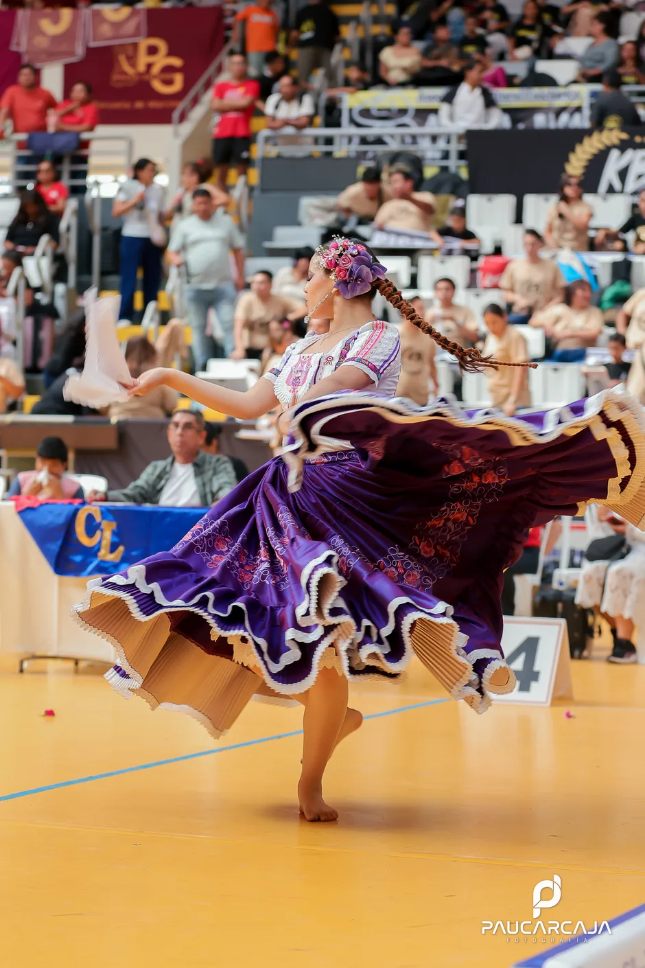 Bailarina de marinera en giro con falda morada