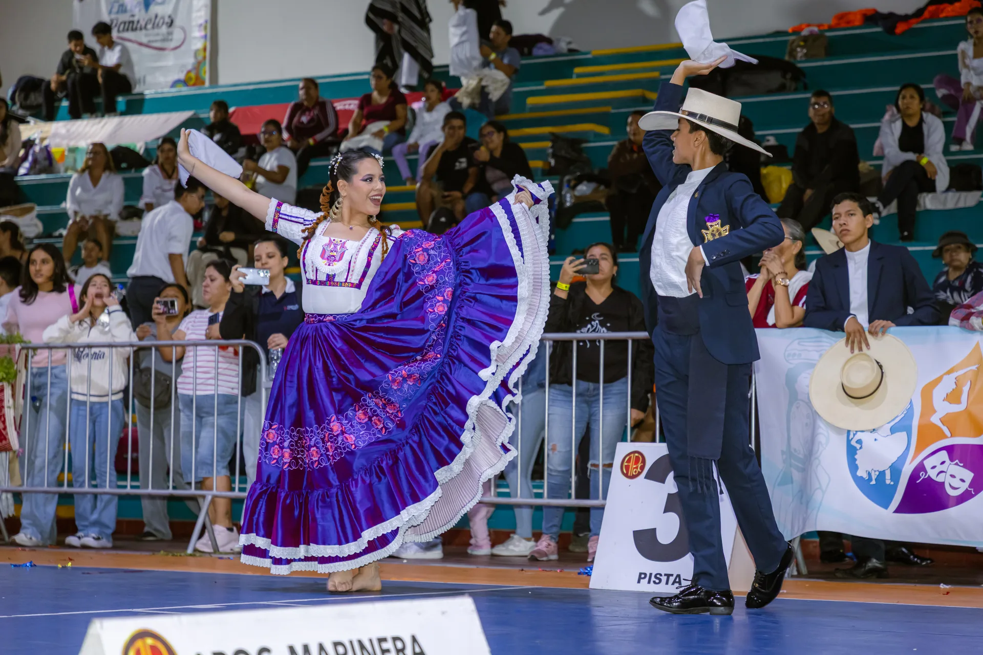 Pareja de marinera en traje morado y sombrero